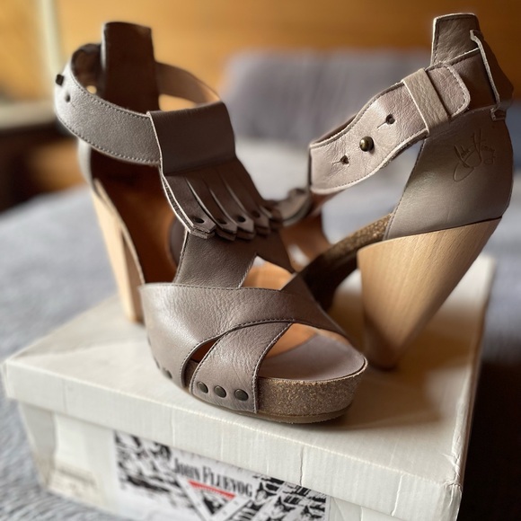 John Fluevog Rules T-strap platform - Picture 3 of 6